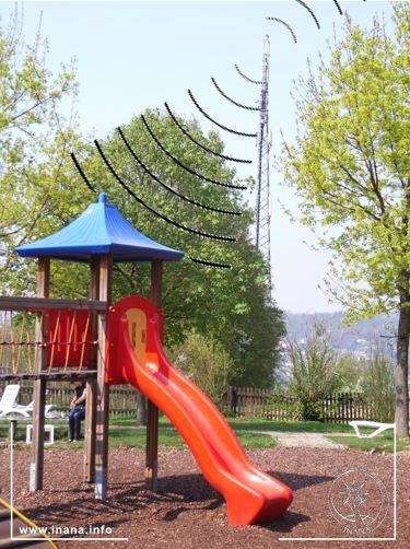 GSM-Sendemast an einem Spielplatz