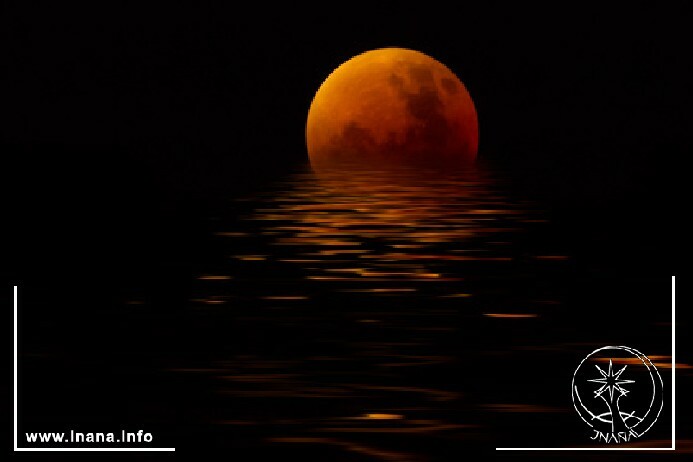 Blutmond über Wasser