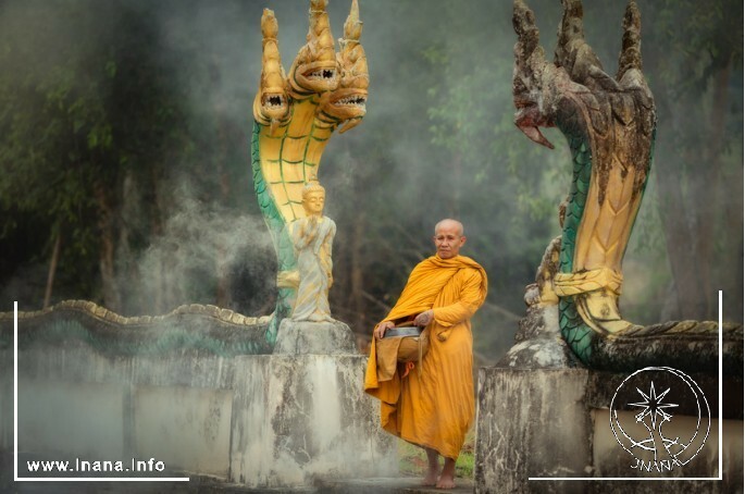 Indischer Mönch durchschreitet ein von zwei Nagas bewachtes Tor