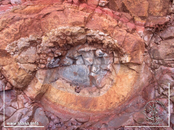 Verschiedenfarbiges Auge im Stein