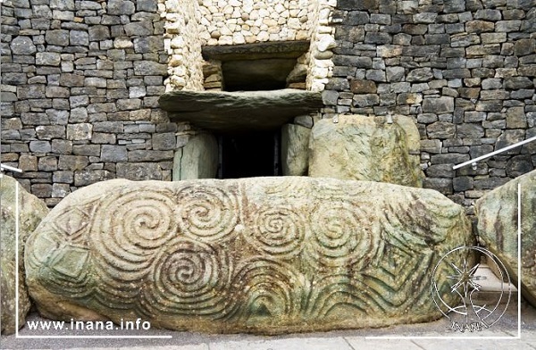 Der Eingang zu Newgrange. Der querliegende Stein ist von Spiralmustern übersäht