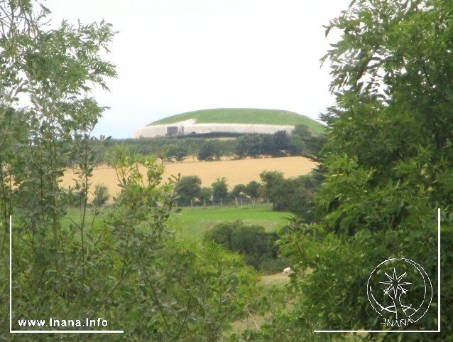 Newgrange aus der Ferne