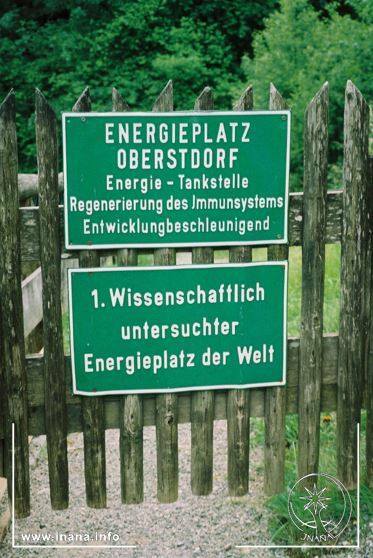 Schild am Zugang zum Kraftplatz OOberstdorf im Allgäu