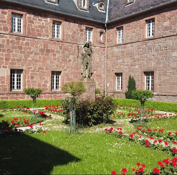 Odiliastatue im Klosterhof