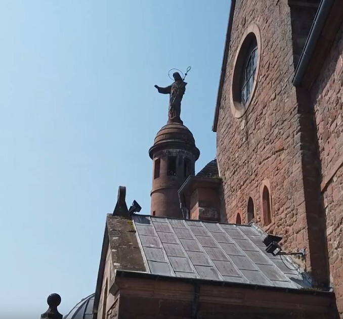 Odiliastatue auf dem Kloster auf dem Odilienberg