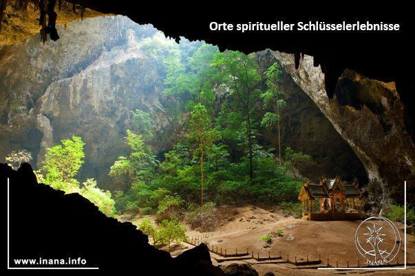 Eine Höhle, in der ein Tempel steht