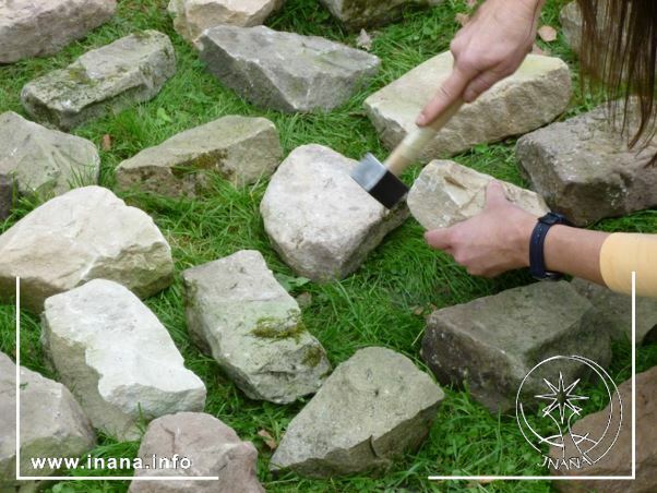 Steine werden mit Hammer angeschlagen