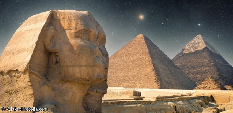 Sphinx, Pyramiden und darüber Sterne