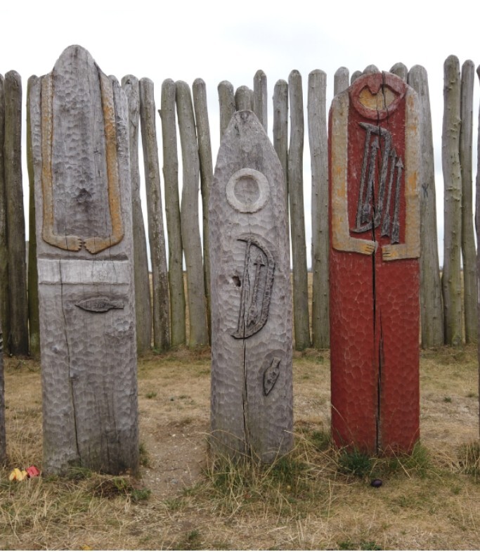 Holzstelen in Pömmelte