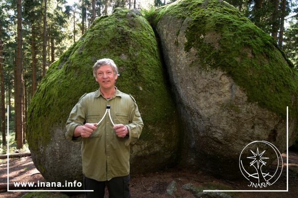 Radiästhet vor Felsen