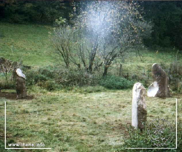 drei Steinsetzungen mit Nebelfeld