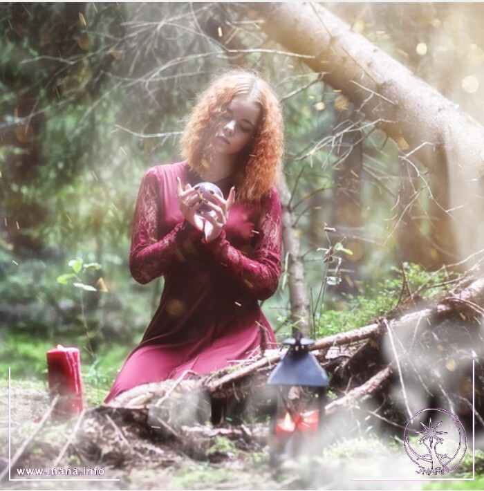 Frau macht im Wald ein Ritual