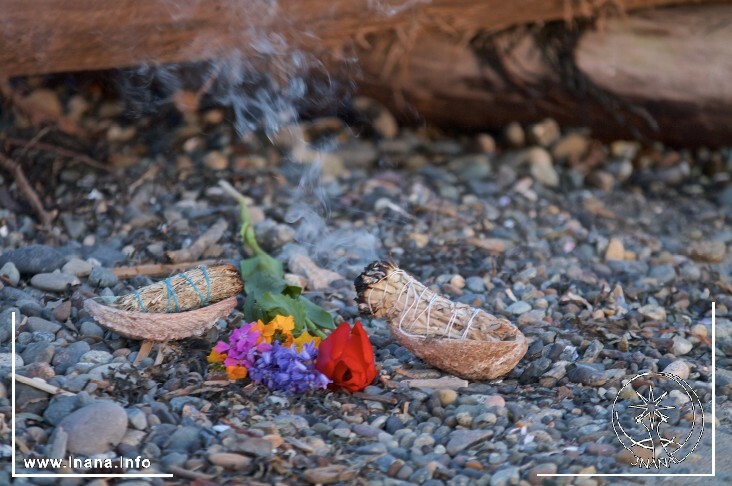 Blumen und Räucherwerk im Ritual