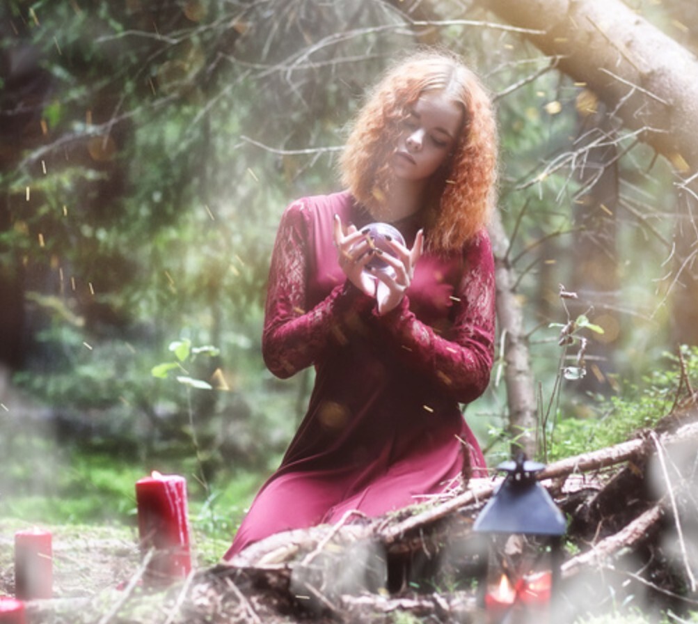 Frau im Wald macht ein Ritual
