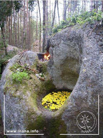 Schalenstein mit Blumen und Feuer