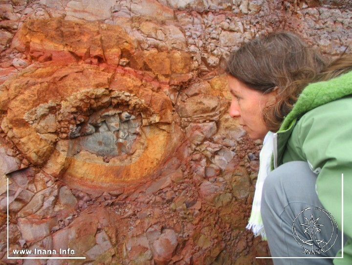 Sibylle Krähenbühl vor einem drachenartigen Auge im Fels