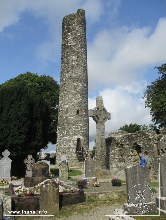 Irischer Rundturm und Hochkreuz