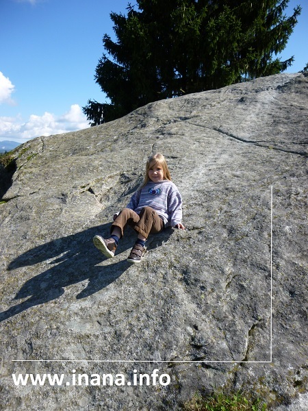 Kind auf Rutschstein