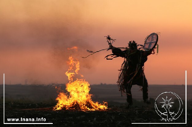 Schamane tanzt am Feuer