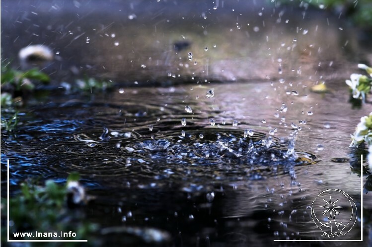 auftreffende Wassertropfen