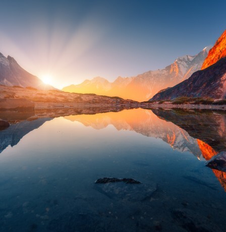 Sonnenaufgang an einem Bergsee