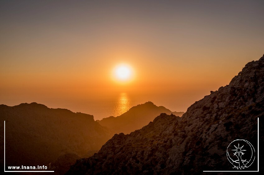 Sonnenaufgang über Bergen und Meer