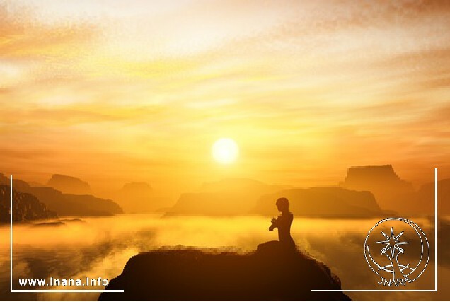 Frau meditierend auf einem Berg bei Sonnenaufgang