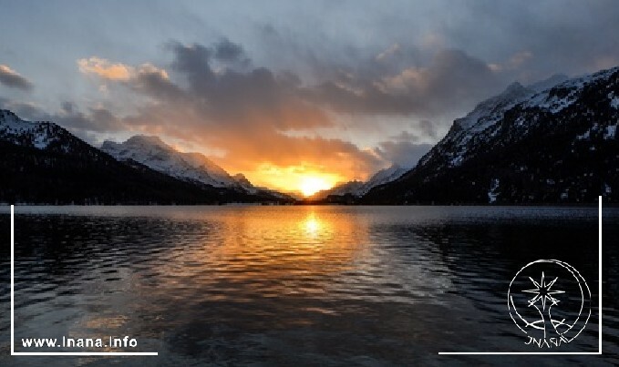 Sonnenaufgang zwischen Bergen