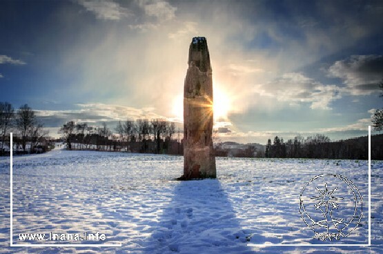 Menhir im Schnee