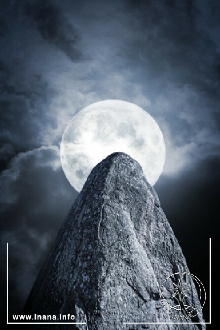 Vollmond über Menhir