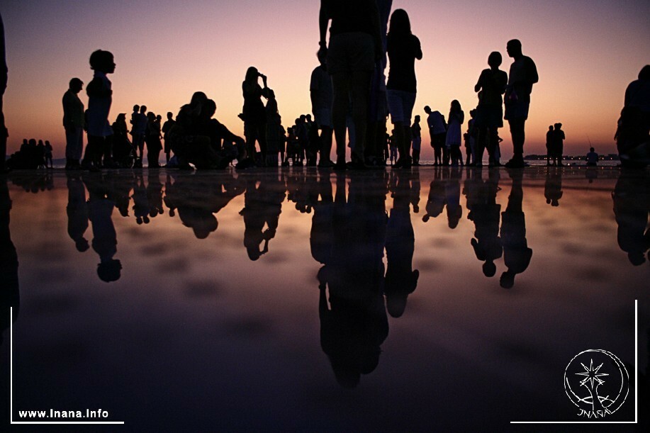 Menschen als Silhouette mit Reflektion im Wasser