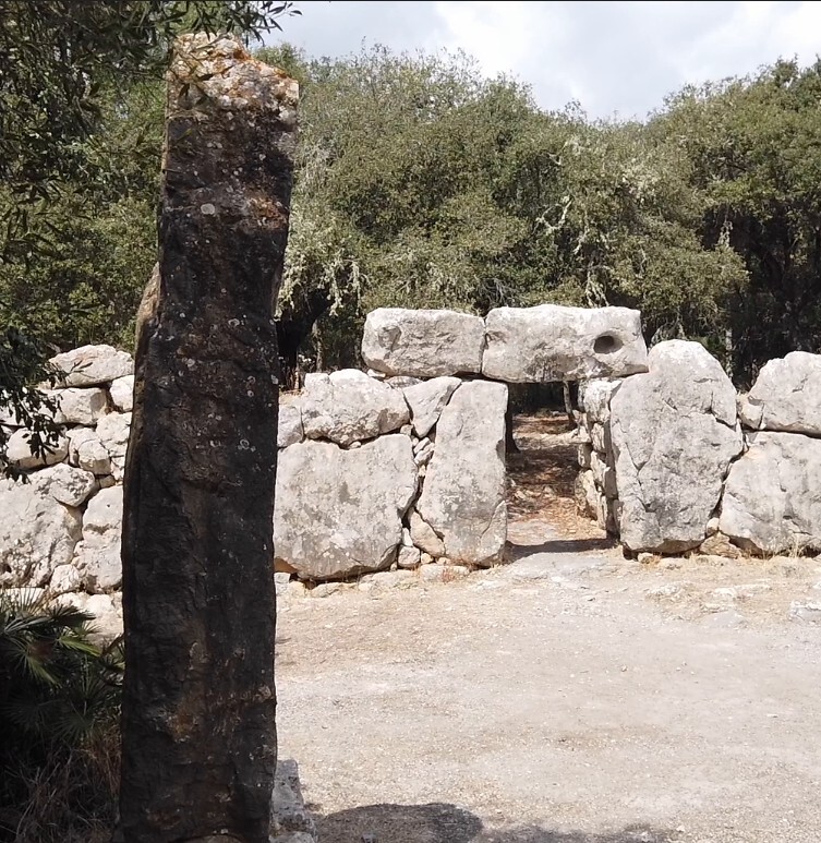 Eingangstrilith und Menhir