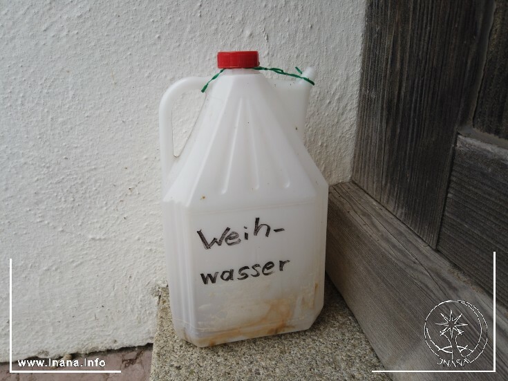 Plastikkanister mit Aufschrift "Weihwasser"