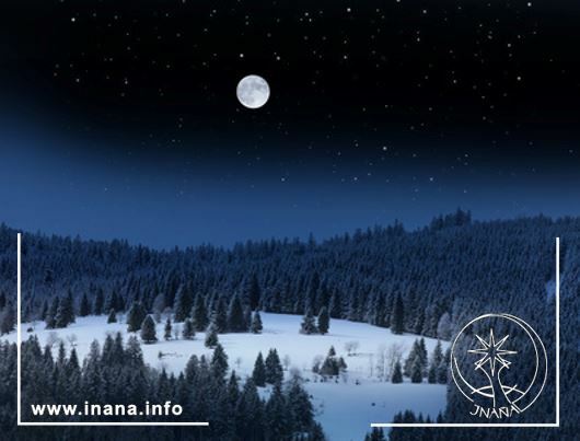 Vollmond über Winterlandschaft