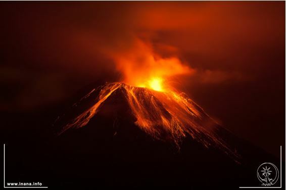 ausbrechender Vulkan in der Nacht