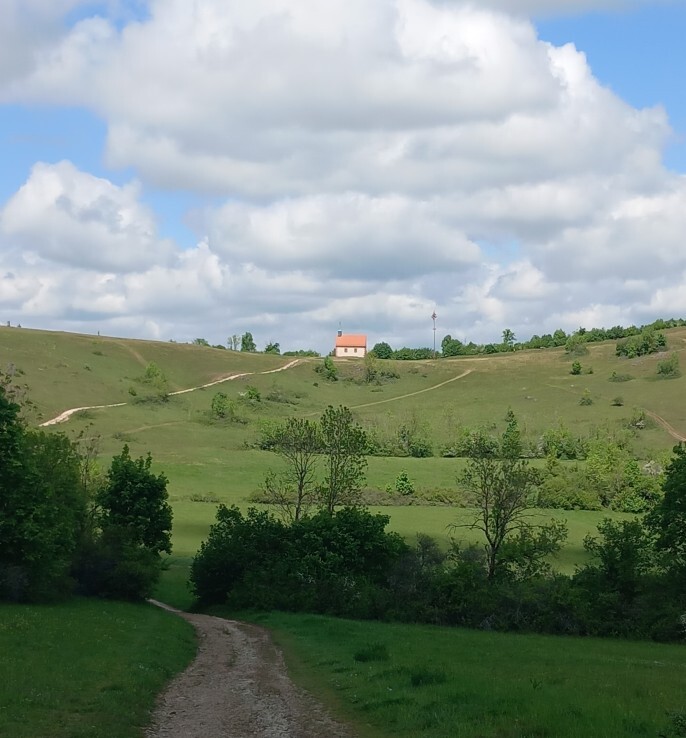 Das Walberla. Kirche auf Bergsattel