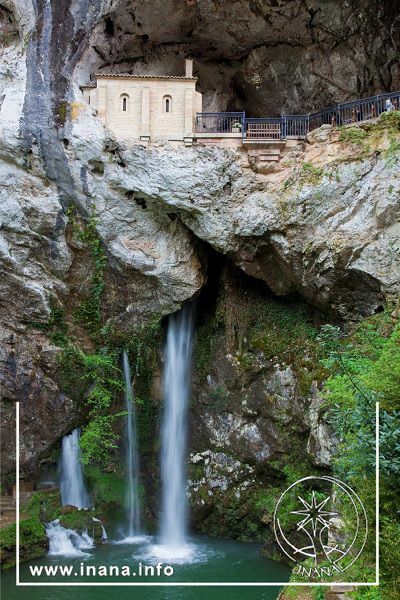 Kapelle in Grotte über Wasserfall