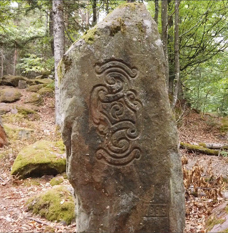 Steinstele mit Symbol