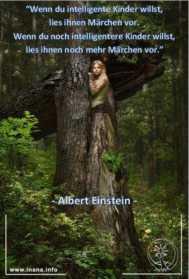 Elfenartige Frau, die mit einem baum im Wald verschmilzt