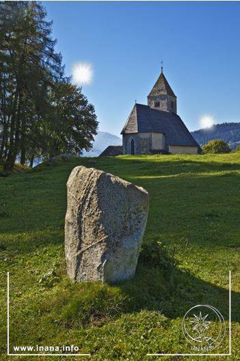 Kirche mit Menhir und 2 Sonnen