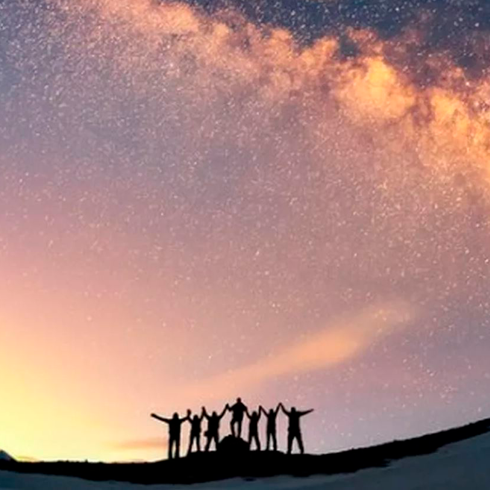 Eine Gruppe von Menschen unter einem Nachthimmel