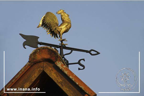 Wetterhahn auf Dachfirst