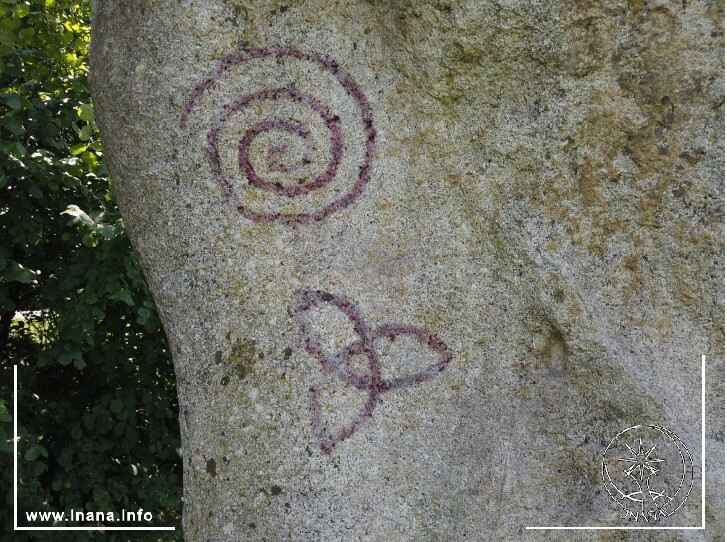 Rituelle Symbole auf Menhir