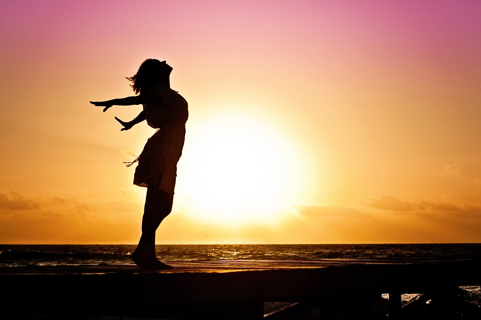 Eine Silhouette einer Frau am Meer